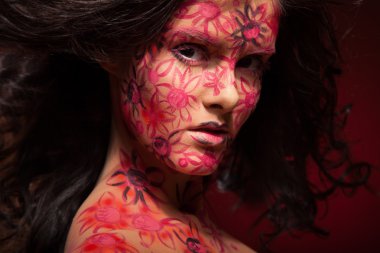 Kadın çiçek yüz sanatı ile