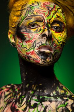 Kadın vücudu ve yüzü sanatı ile