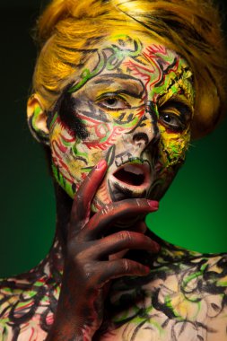 Kadın vücudu ve yüzü sanatı ile