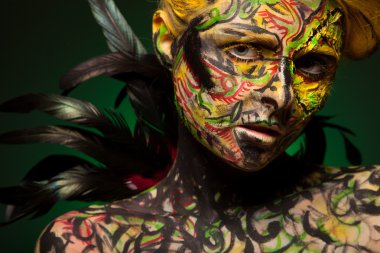 Kadın vücudu ve yüzü sanatı ile