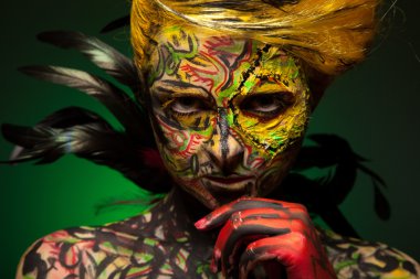 Kadın vücudu ve yüzü sanatı ile