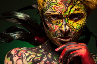 Kadın vücudu ve yüzü sanatı ile