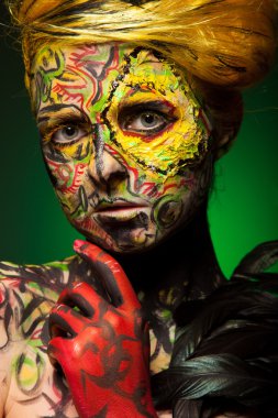 Kadın vücudu ve yüzü sanatı ile