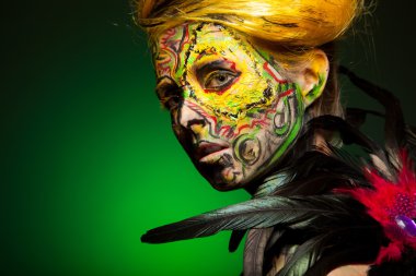 Kadın vücudu ve yüzü sanatı ile