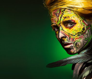 Kadın vücudu ve yüzü sanatı ile