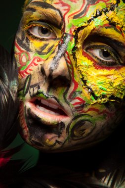 Kadın vücudu ve yüzü sanatı ile