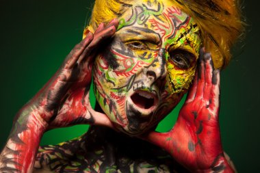 Kadın vücudu ve yüzü sanatı ile