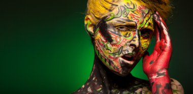 Kadın vücudu ve yüzü sanatı ile