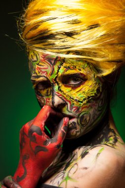 Kadın vücudu ve yüzü sanatı ile