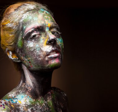 Yüz sanatıyla uğraşan kadın