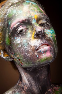 Yüz sanatıyla uğraşan kadın