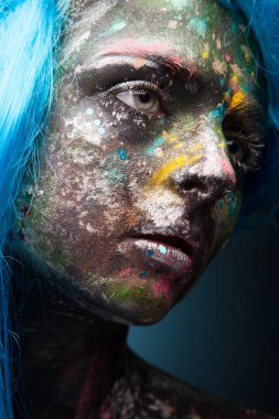 Kadın yüzünü sanat ve mavi saç