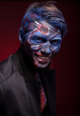 Kanlı yüzünü sanat adamla Cadılar Bayramı