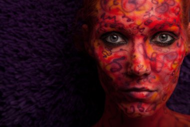 Yaratıcı yüz-sanat olan kadın