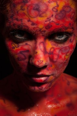 Yaratıcı yüz-sanat olan kadın