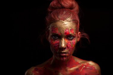 Yaratıcı yüz-sanat olan kadın