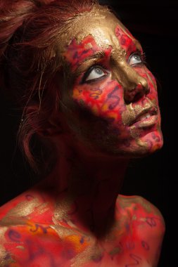 Yaratıcı yüz-sanat olan kadın