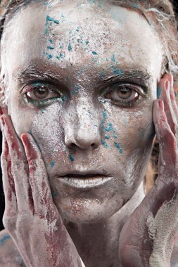 Kadın gümüş heykeli