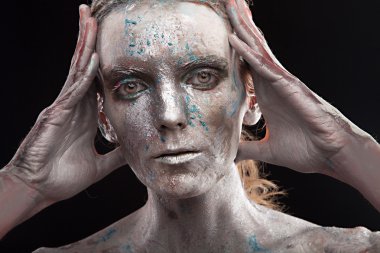 Kadın gümüş heykeli