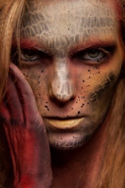 Altın makyaj ile kız