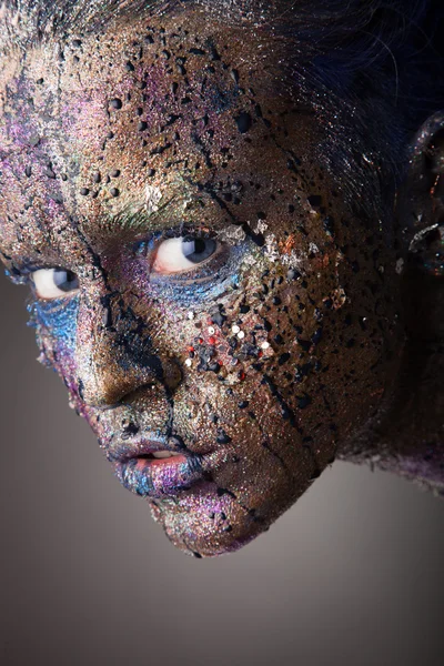 Vrouw met ongewone verf make-up — Stockfoto