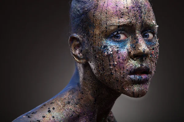 Sıradışı boyama makyaj kadınla