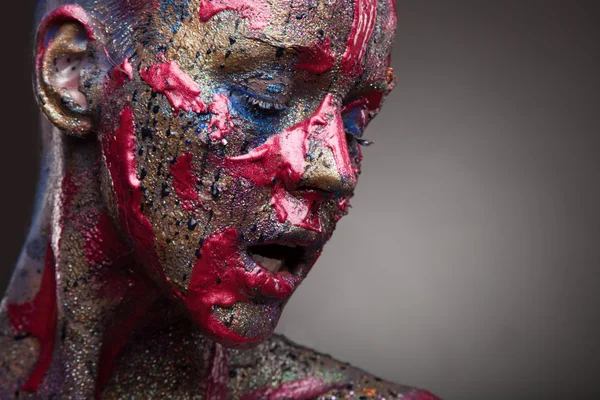 Дівчина з барвистим бодіарт і обличчя мистецтва — стокове фото