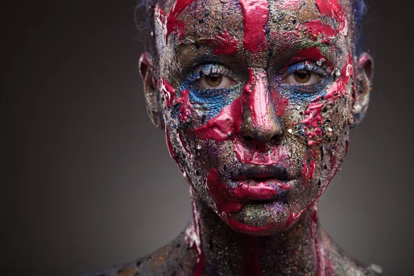 Meisje met kleurrijke bodyart en gezicht kunst — Stockfoto