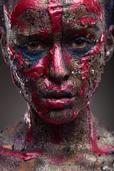 Menina com bodyart colorido e arte facial — Fotografia de Stock