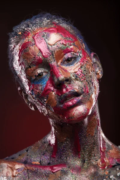 Девушка с красочным телом и лицом искусства — стоковое фото