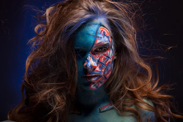 Yüz sanatıyla uğraşan kadın