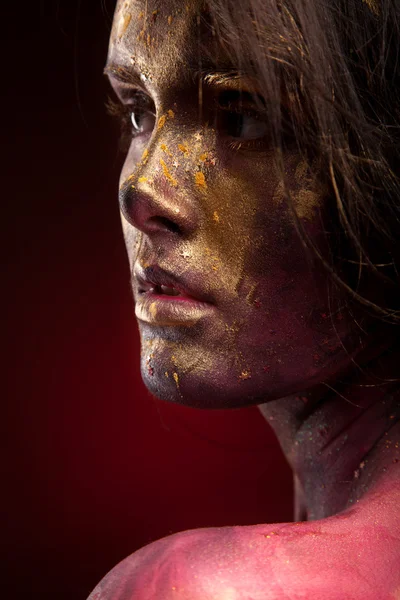 A lány arcán arany festékkel — Stock Fotó