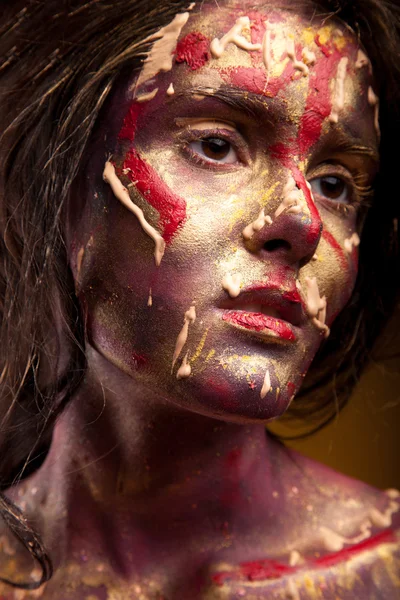 Yüzündeki altın boya ile kız