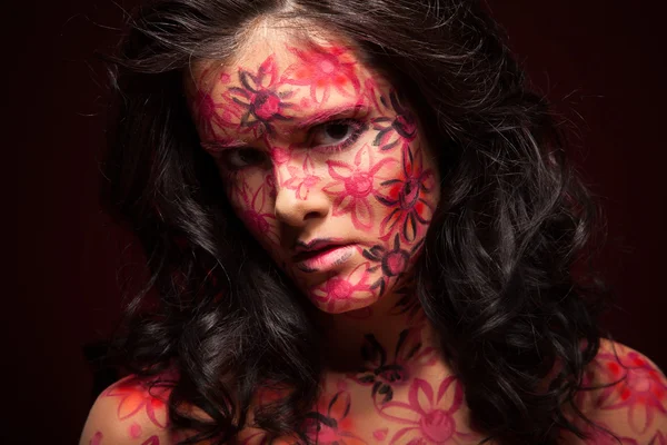 Vrouw met bloemen gezicht kunst — Stockfoto