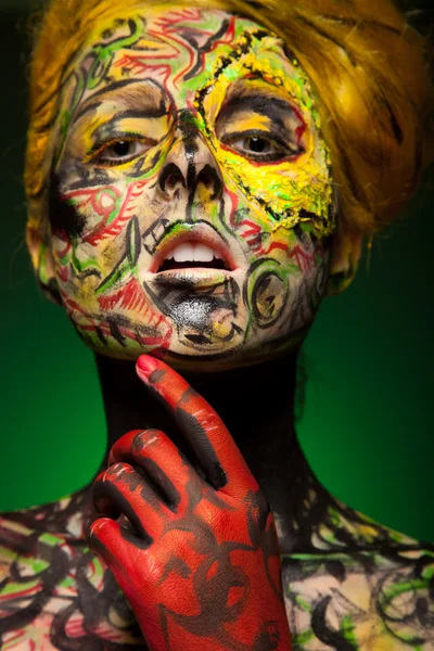 体や顔のアートワークと女性 — ストック写真