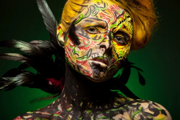 Kadın vücudu ve yüzü sanatı ile