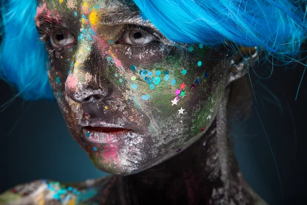 Frau mit Gesicht und blauen Haaren — Stockfoto