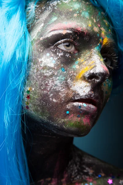 Mujer con arte facial y pelo azul — Foto de Stock