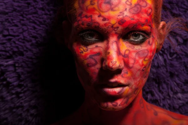 Ung kvinna med kreativa ansikte-art — Stockfoto