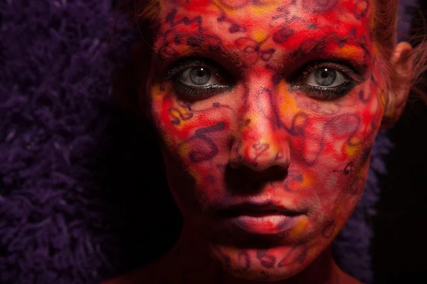 创造性的脸艺术的年轻女子 — 图库照片