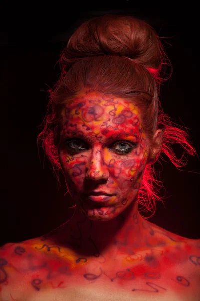 Молода жінка з творчим обличчям-арт — стокове фото