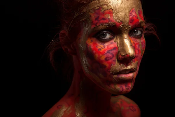 Jonge vrouw met creatieve gezicht-kunst — Stockfoto