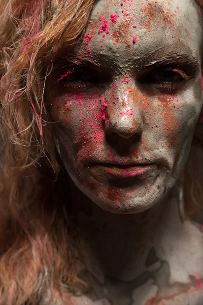 Kvinna täckt av läkande lera — Stockfoto