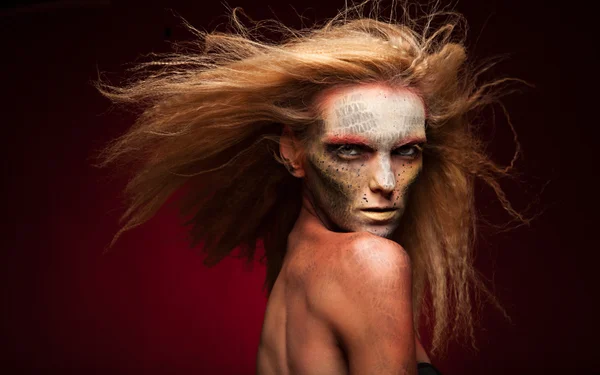 Flicka med gyllene makeup — Stockfoto