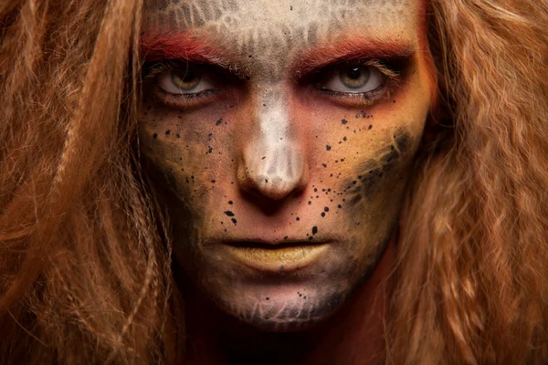 Flicka med gyllene makeup — Stockfoto