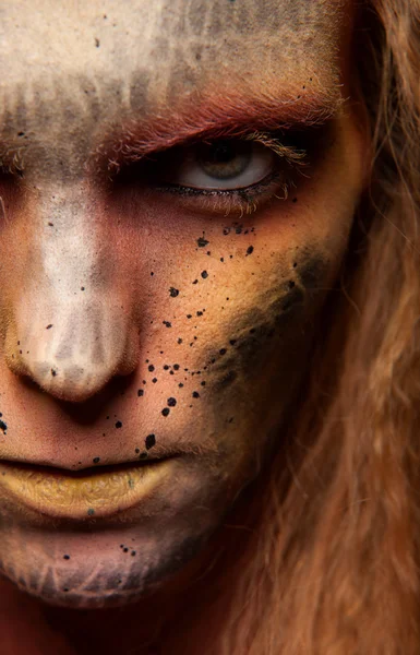 Mädchen mit goldenem Make-up — Stockfoto