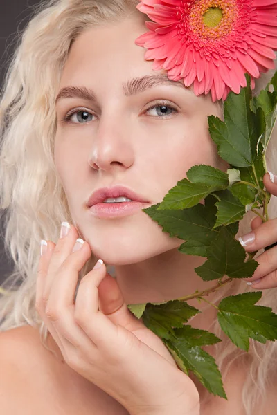 Chica rubia con flor de gerberas — Foto de Stock