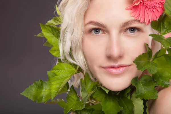 Blond meisje met gerbera bloem — Stockfoto