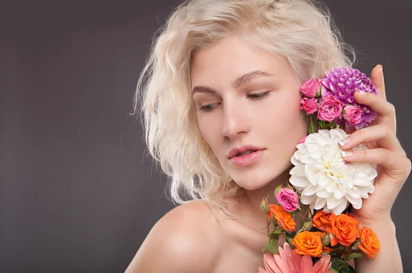 Blond dziewczyna z kwiatami — Zdjęcie stockowe