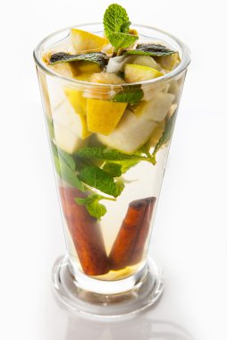 Tarçın, elma ve nane ile çay